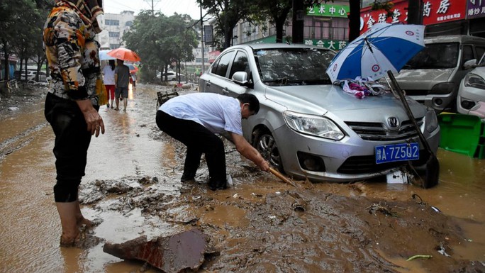 Những hình ảnh đáng quên sau lũ lụt kinh khủng ở Trung Quốc - Ảnh 1.
