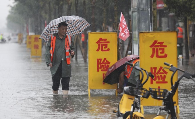 Những hình ảnh đáng quên sau lũ lụt kinh khủng ở Trung Quốc - Ảnh 11.