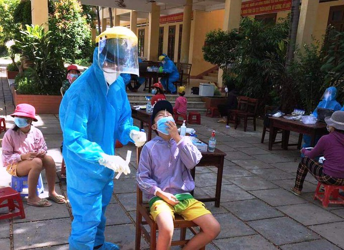 Lấy mẫu xét nghiệm để sàng lọc bệnh tại Phú Yên