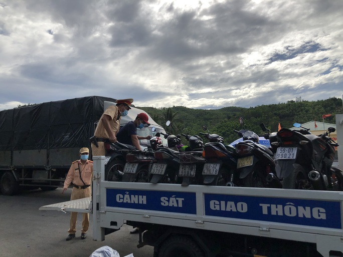 Hàng nghìn người từ TP HCM đổ về quê tránh dịch bằng xe máy - Ảnh 3.