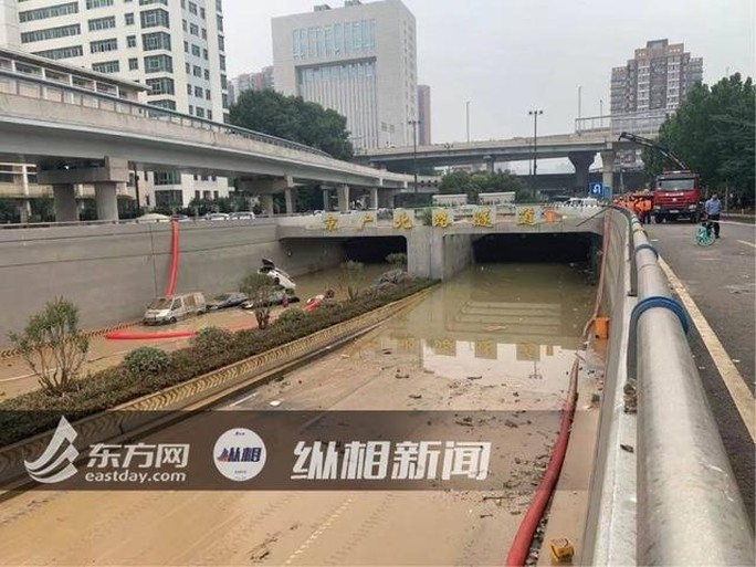 Bi kịch bên trong đường hầm Trung Quốc bị mưa lũ nhấn chìm - Ảnh 5.