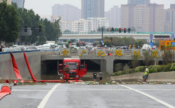 Bi kịch bên trong đường hầm Trung Quốc bị mưa lũ nhấn chìm - Ảnh 7.