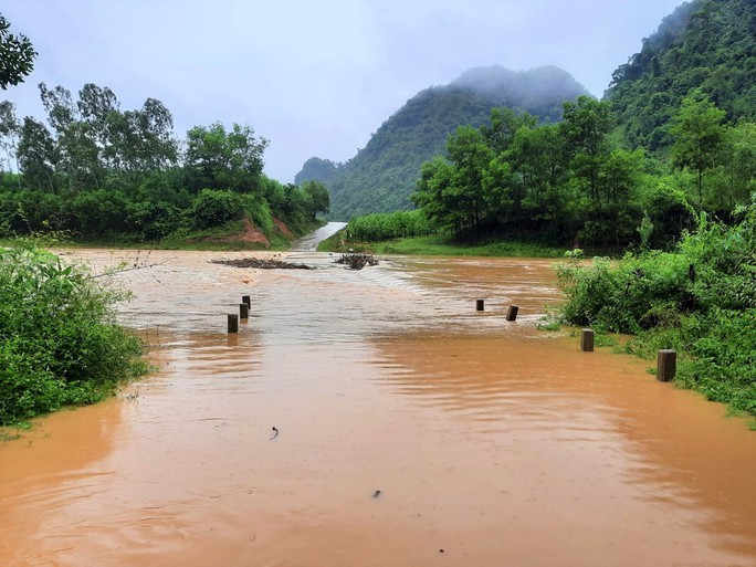 Mưa lớn gây ngập lụt chia cắt nhiều thôn, bản ở Quảng Bình - Ảnh 1.