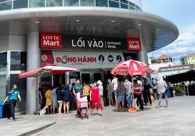 Sau lệnh đóng cửa chợ, người dân Nha Trang mua sắm thế nào? - Ảnh 2.