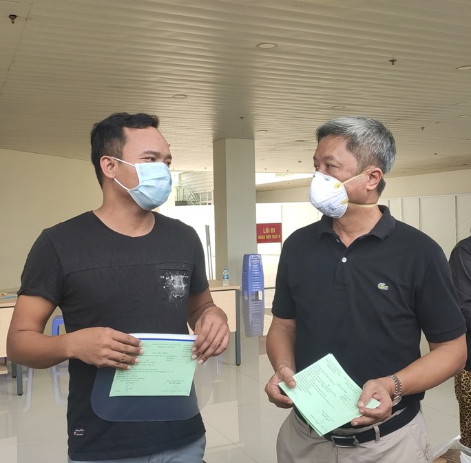 17 bệnh nhân Covid-19 nặng xuất viện tại Bệnh viện Hồi sức Covid-19 - Ảnh 2.