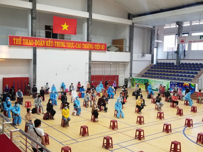 400 công dân Phú Yên đầu tiên từ TP HCM được đón về quê - Ảnh 10.
