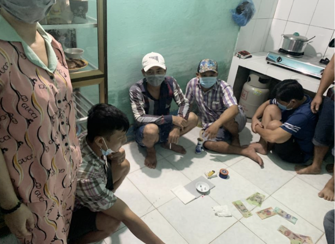 Xử phạt nhiều ma men và con bạc tụ tập thời điểm giãn cách - Ảnh 1.