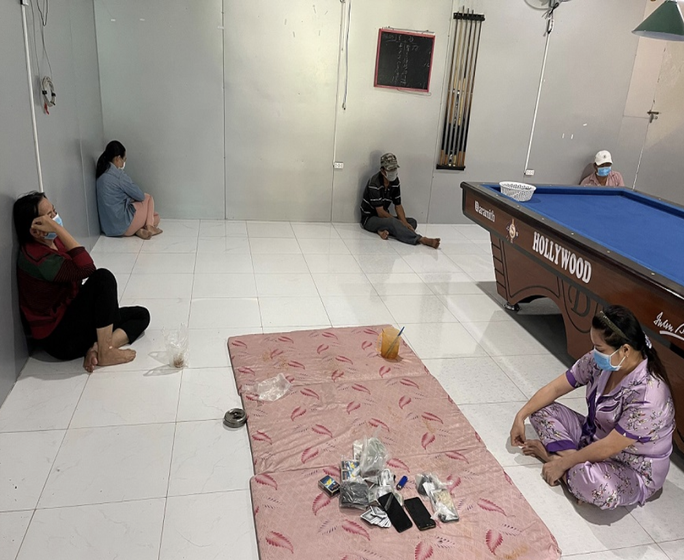 Xử phạt nhiều ma men và con bạc tụ tập thời điểm giãn cách - Ảnh 3.