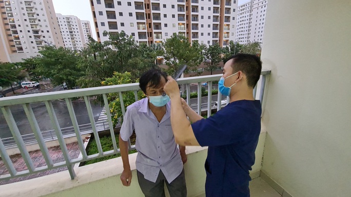 VÀO ĐIỂM NÓNG COVID-19 (*): 12 giờ xây bệnh viện dã chiến - Ảnh 2.