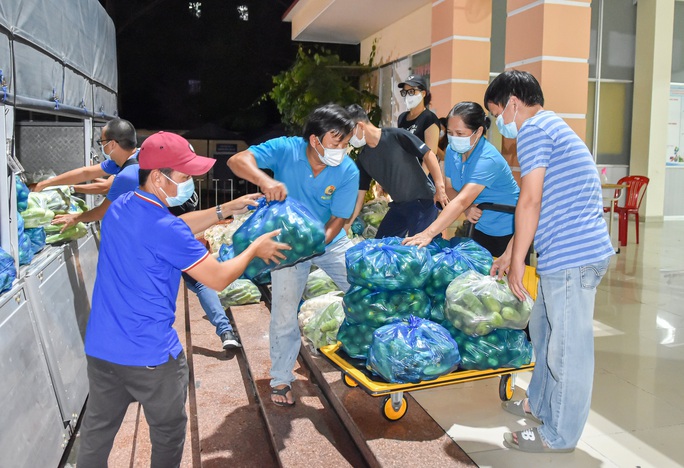 Tỉnh Sóc Trăng gửi 60 tấn nông sản hỗ trợ công nhân TP HCM chống dịch - Ảnh 4.