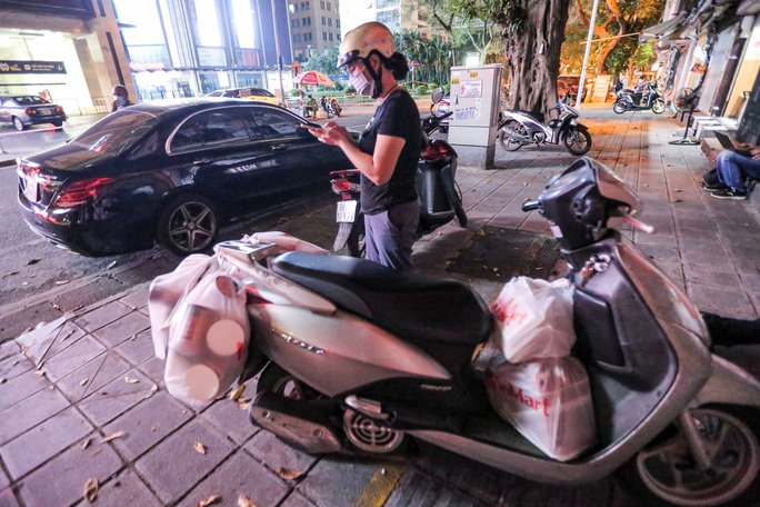 Người dân mặc áo mưa tiếp tế lương thực vào trung tâm thương mại bị phong toả - Ảnh 9. Người dân mặc áo mưa tiếp tế lương thực vào trung tâm thương mại bị phong toả - Ảnh 9.