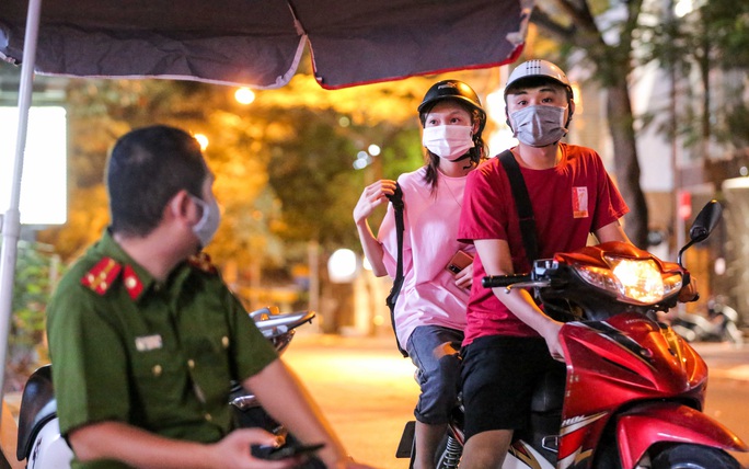 Người dân mặc áo mưa tiếp tế lương thực vào trung tâm thương mại bị phong toả - Ảnh 10. Người dân mặc áo mưa tiếp tế lương thực vào trung tâm thương mại bị phong toả - Ảnh 10.