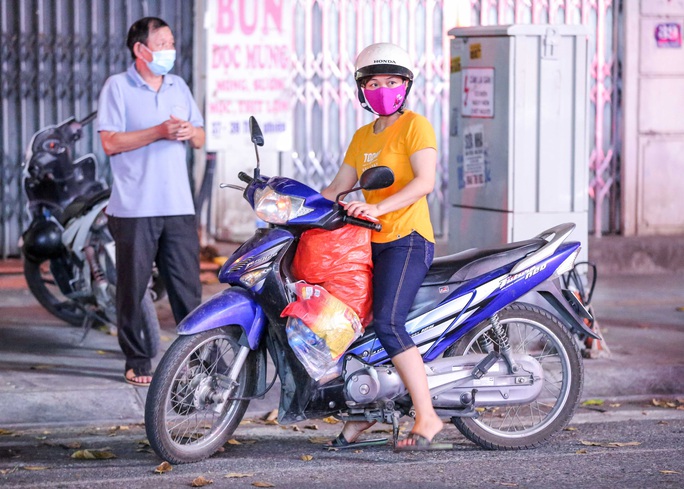 Người dân mặc áo mưa tiếp tế lương thực vào trung tâm thương mại bị phong toả - Ảnh 11. Người dân mặc áo mưa tiếp tế lương thực vào trung tâm thương mại bị phong toả - Ảnh 11.