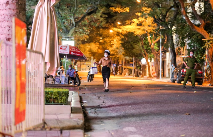 Người dân mặc áo mưa tiếp tế lương thực vào trung tâm thương mại bị phong toả - Ảnh 6. Người dân mặc áo mưa tiếp tế lương thực vào trung tâm thương mại bị phong toả - Ảnh 6.
