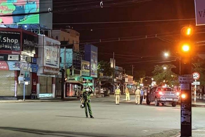 Chùm ảnh: Phú Quốc ngày đầu thực hiện không ra đường sau 18 giờ - Ảnh 2.