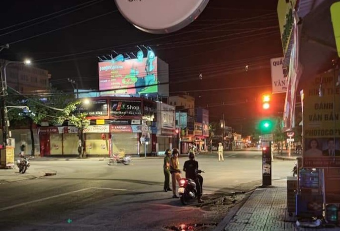 Chùm ảnh: Phú Quốc ngày đầu thực hiện không ra đường sau 18 giờ - Ảnh 3.