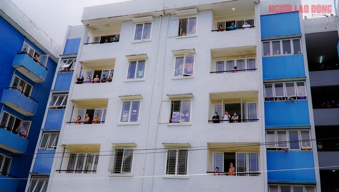 Tiếng cười rộn vang trong bệnh viện dã chiến - Ảnh 6. Tiếng cười rộn vang trong bệnh viện dã chiến - Ảnh 6.