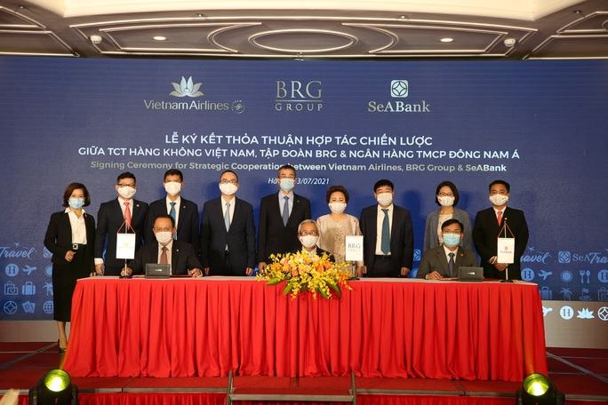 Ảnh 4_ Đại diện Vietnam Airlines, Tập đoàn BRG, và SeABank ký kết thỏa thuận hợp tác chiến lược