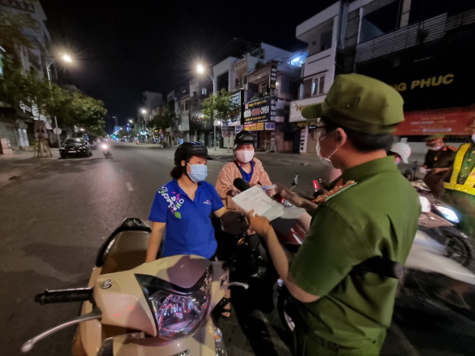 Đà Nẵng lập nhiều chốt kiểm soát, đường phố vắng người đi lại - Ảnh 5.
