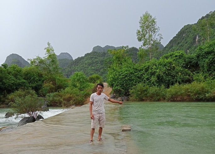 Quảng Bình: Người đàn ông lao xuống suối cứu 2 thanh thiếu niên bên miệng hà bá - Ảnh 2.