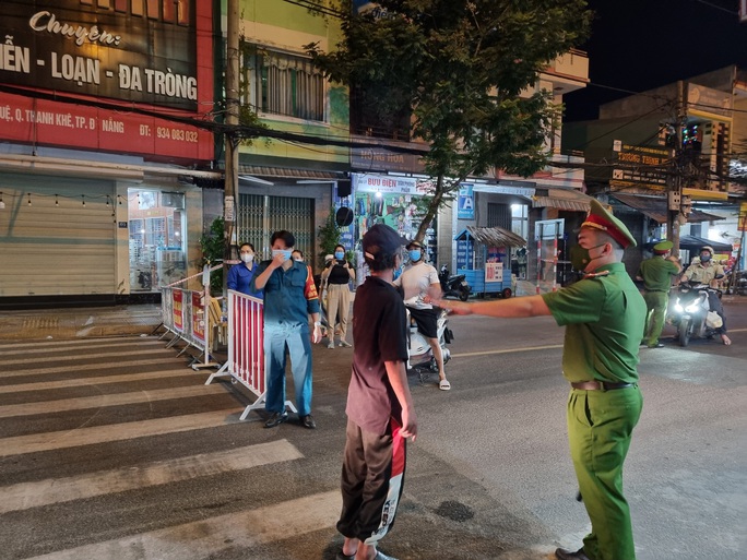 Đà Nẵng lập nhiều chốt kiểm soát, đường phố vắng người đi lại - Ảnh 4.