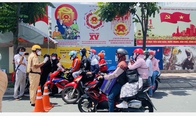 CLIP: Hàng loạt phương tiện rời TP HCM về quê phải trở lại vì không bảo đảm quy định phòng chống dịch - Ảnh 1.
