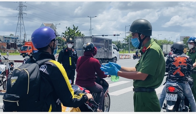 CLIP: Hàng loạt phương tiện rời TP HCM về quê phải trở lại vì không bảo đảm quy định phòng chống dịch - Ảnh 2.
