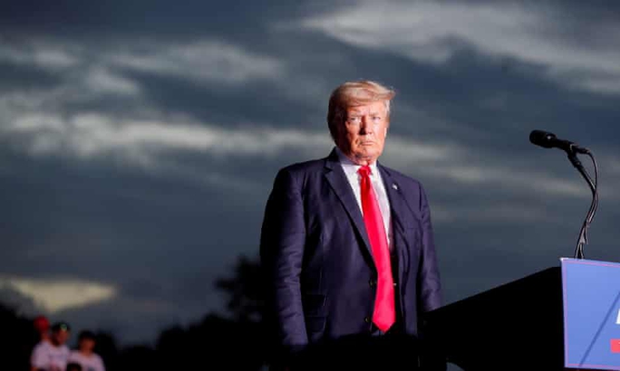 Ông Trump lại gặp chuyện nhức đầu - Ảnh 1. Ông Trump lại gặp chuyện nhức đầu - Ảnh 1.