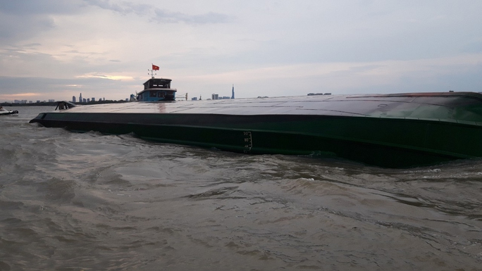 CLIP: Sà lan chở hàng trăm tấn đá lật úp giữa sông Đồng Nai - Ảnh 1.