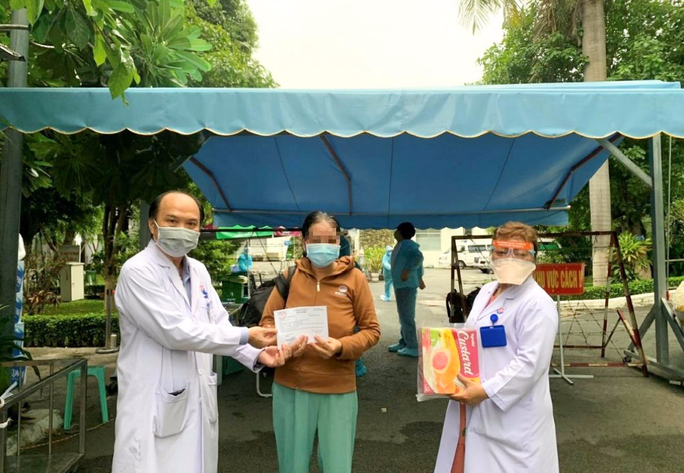 TP HCM: 9 bệnh nhân đầu tiên xuất viện từ bệnh viện điều trị Covid-19 mới thành lập - Ảnh 2.
