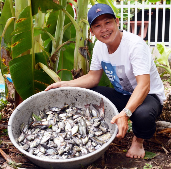 Chùm ảnh: Hấp dẫn tát đìa bắt cá đồng nướng rơm ở miền Tây - Ảnh 6.