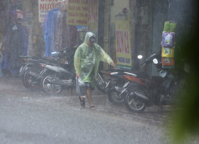 Nhiều tuyến phố Hà Nội ngập sâu trong trận mưa giải nhiệt - Ảnh 6.