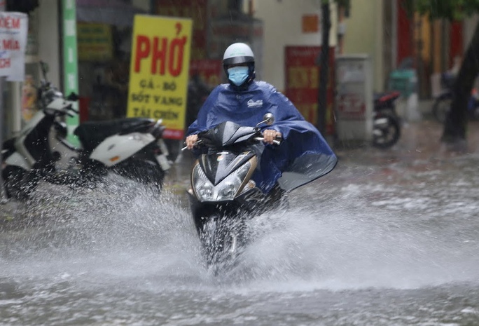 Nhiều tuyến phố Hà Nội ngập sâu trong trận mưa giải nhiệt - Ảnh 5.