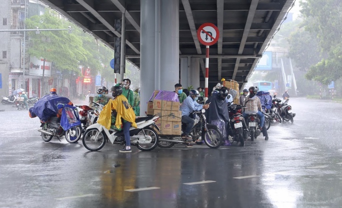 Nhiều tuyến phố Hà Nội ngập sâu trong trận mưa giải nhiệt - Ảnh 7.