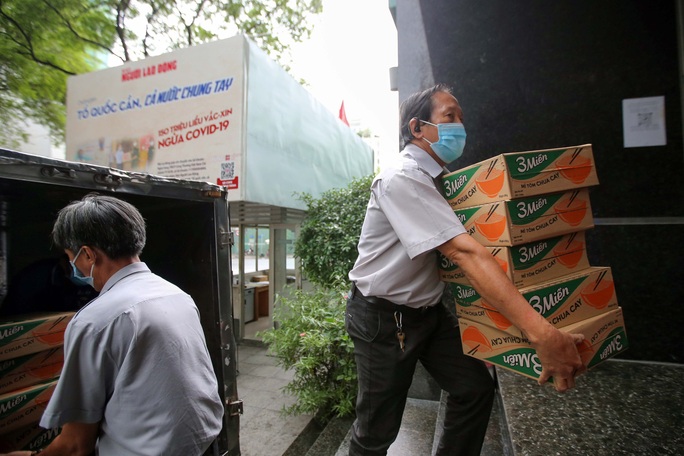 Báo Người Lao Động trao 10 tấn gạo để Quỹ CEP chia sẻ đến người lao động - Ảnh 2.