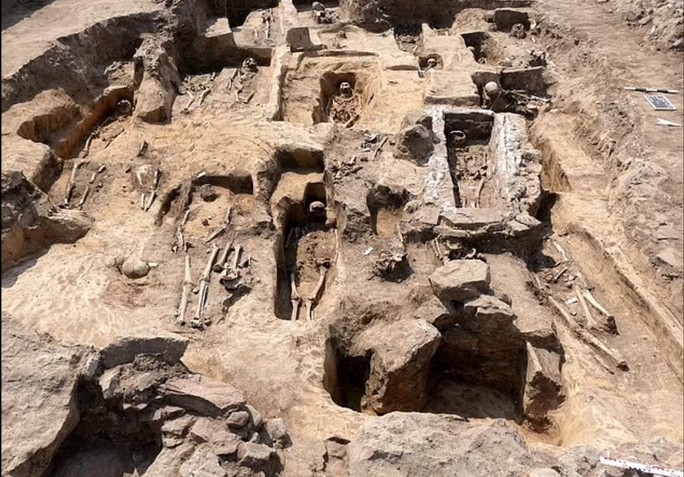 Đào bới đồng bắp, phát hiện nhà thờ cổ lộng lẫy và 70 ngôi mộ ngàn năm - Ảnh 2.