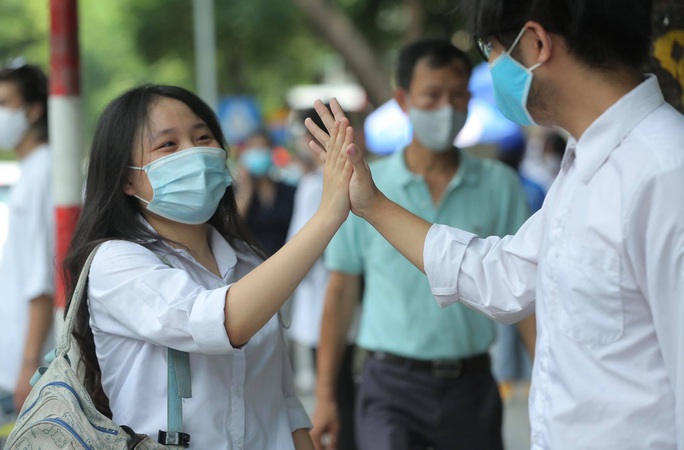 Sóng của nhà thơ Xuân Quỳnh vào đề thi văn: Hay, vừa sức thí sinh - Ảnh 3.
