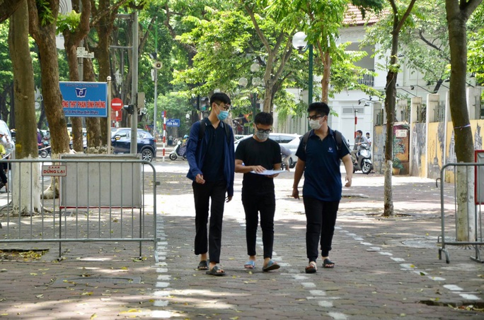 90 phút căng thẳng cùng thí sinh dự thi môn toán - Ảnh 7.