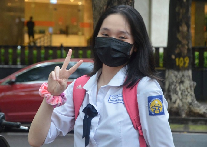 Đề thi toán dễ thở, thí sinh mừng ra mặt - Ảnh 2.