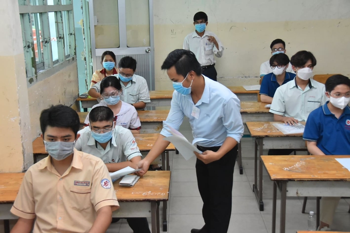 90 phút căng thẳng cùng thí sinh dự thi môn toán - Ảnh 3.