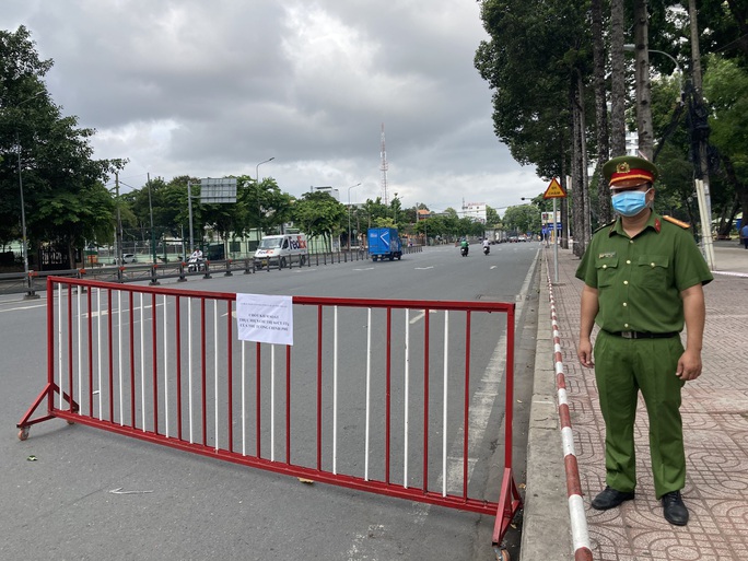 Nhiều người ở TP HCM bị xử phạt vì ra ngoài không có lý do chính đáng - Ảnh 3. Nhiều người ở TP HCM bị xử phạt vì ra ngoài không có lý do chính đáng - Ảnh 3.