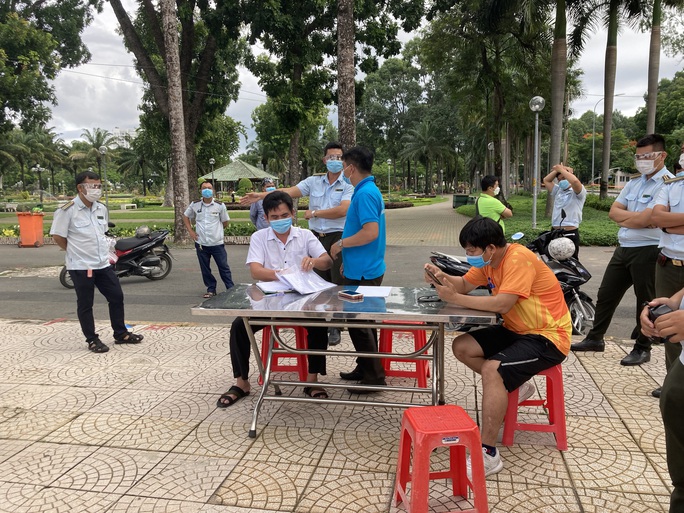 Nhiều người ở TP HCM bị xử phạt vì ra ngoài không có lý do chính đáng - Ảnh 5. Nhiều người ở TP HCM bị xử phạt vì ra ngoài không có lý do chính đáng - Ảnh 5.