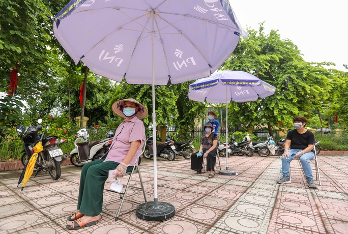CLIP: Người dân mừng ra mặt khi mua được nhiều nhu yếu phẩm ở siêu thị 0 đồng - Ảnh 4.