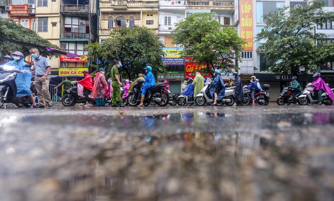 CLIP: Lực lượng chức năng đội mưa giữ chốt, nhiều người dân phải quay đầu - Ảnh 9.