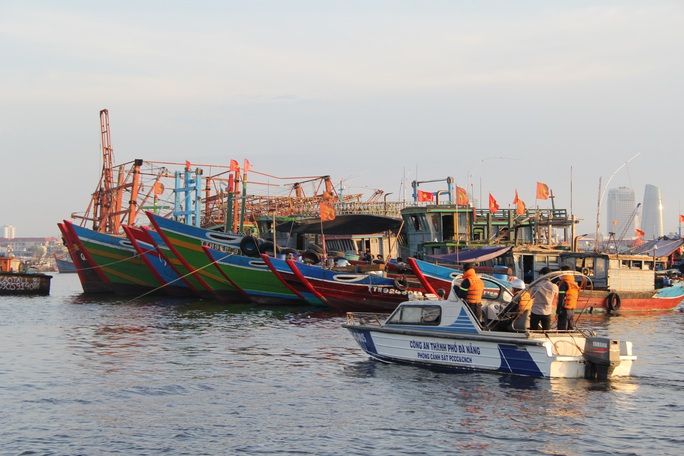 Đà Nẵng gỡ vướng cho 55 tàu cá mắc kẹt tại cảng Thọ Quang do dịch Covid-19 - Ảnh 1.
