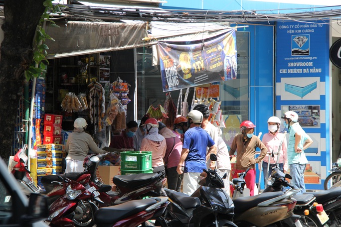 Đà Nẵng: Người dân đổ xô tích trữ thực phẩm trước thông tin cả TP “ ở yên tại chỗ” 7 ngày - Ảnh 3.