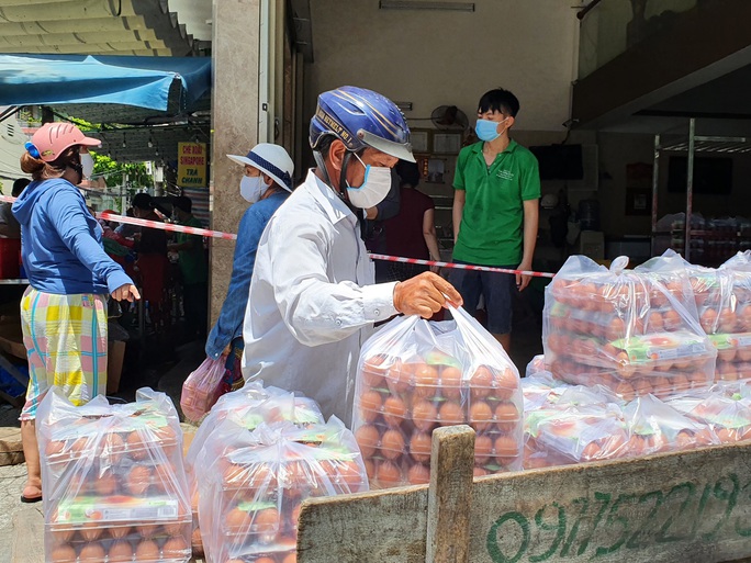 Đà Nẵng: Người dân đổ xô tích trữ thực phẩm trước thông tin cả TP “ ở yên tại chỗ” 7 ngày - Ảnh 4.