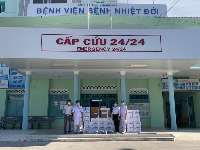Hội Doanh nhân trẻ Việt Nam tặng máy thở cho 7 tỉnh, thành - Ảnh 1.