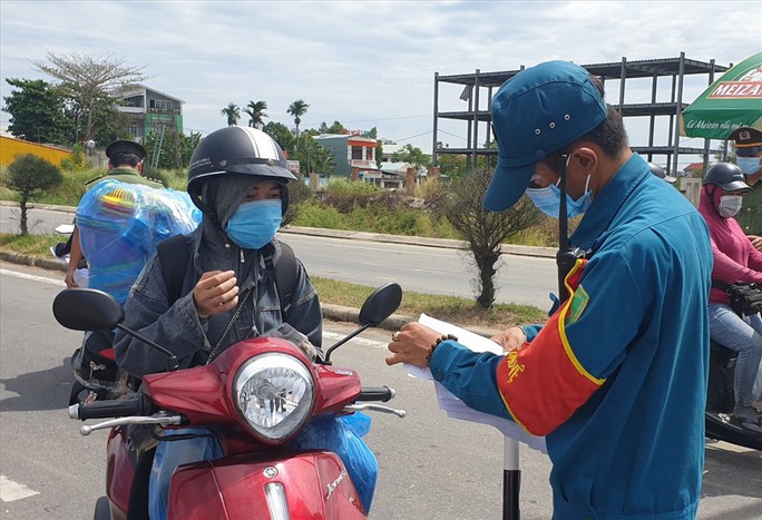 Quảng Nam đón người dân ở Đà Nẵng về quê bằng ôtô, dẫn đoàn đi xe máy - Ảnh 3.