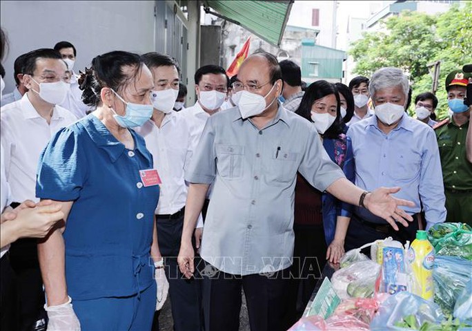 Chủ tịch nước Nguyễn Xuân Phúc đến thăm, động viên nhân viên y tế, người dân Hà Nội - Ảnh 1.